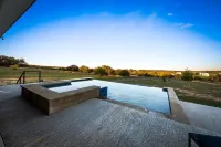 NEW Pool, Hot Tub, Fire Pit, Views on 10 acres, 5 mins from DT Johnson City!