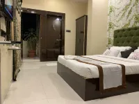 JK Rooms 126 Parashar Legacy - Opp Railway Station - Airport Shuttle