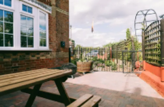 1 Bed Sleeps 3 Free Parking Pets Allowed