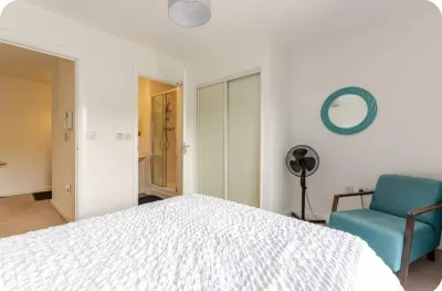 Stunning Modern Apartment in Rochester, England Hotels near Charles Dickens Chalet