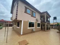 Beautiful 2-Bed Apartment in Kumasi فنادق في 
