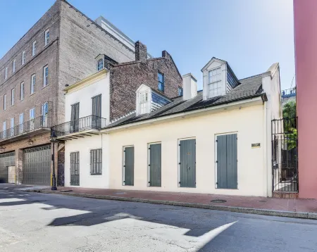 Chateau Orleans Отели рядом с достопримечательностью «Лонг Вью Хаус энд Гарденс»