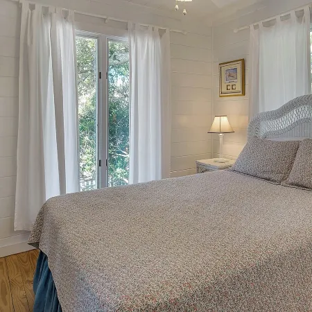 Beautiful Original Seaside Cottage + Swim & Tennis Club: Sleeps 6