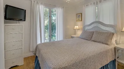 Beautiful Original Seaside Cottage + Swim & Tennis Club: Sleeps 6 Hotel in zona Seaside Beach