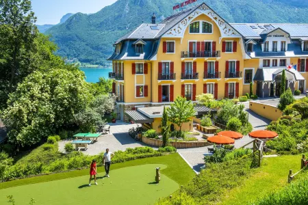 Les Trésoms Lake and Spa Resort Отели рядом с достопримечательностью «Notre-Dame de Liesse»