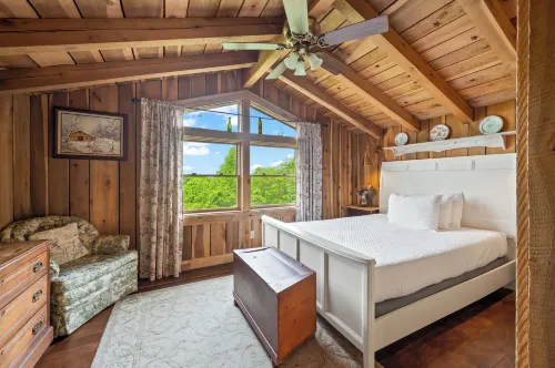 Treetop Retreat Hotel di Jackson Township