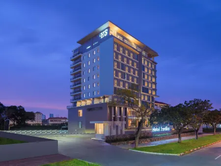Hotel Santika Batam Отели рядом с достопримечательностью «Batam Pos»