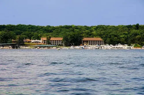Fourwinds Lakeside Inn & Marina Hotels in Clear Creek Township