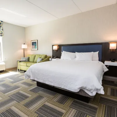 Hampton Inn & Suites Syracuse-North (Airport Area) Các khách sạn gần Trung tâm mua sắm Destiny USA
