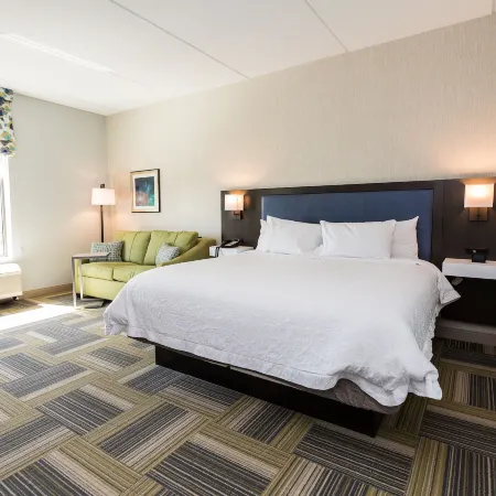 Hampton Inn & Suites Syracuse-North (Airport Area) Отели рядом с достопримечательностью «Конгресс-центр The Oncenter»