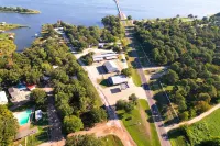 Axtons Bass City Lake Front Resort Hotel a Alba