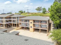 Central 137 on Lake Hamilton - close to Oaklawn and downtown!