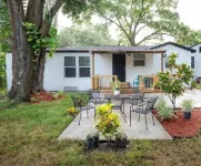 5-Bed, 3-Bath House Near Stadium with 3 TVs, Wifi,  Laundry, AC, & Full Kitchen