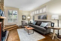 Beautifully Decorated Home Close to Everything