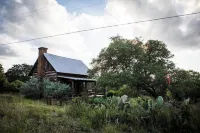 Hill Country Log Cabin Close to Wimberley & Dripping Springs Shopping and Dining