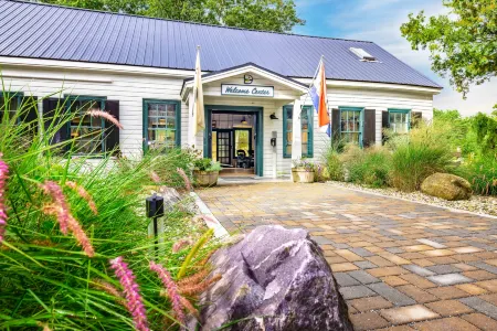 Charming Cabin with Outdoor Fire Pit and Cozy Nook - Enchanting Retreat Отели рядом с достопримечательностью «When Pigs Fly Bakery»