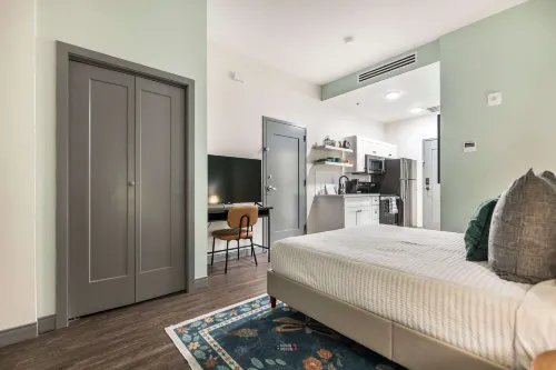 Central Location with Full Kitchen and Smart TV - Cozy Retreat Hotels in Macon