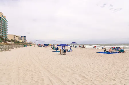 Lazy River and Direct Beach Access - Cozy Coastal Escape Отели в г. Миртл Бич