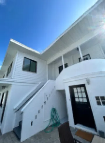 Private Entrance and Shared Pool Access - Charming Island Retreat