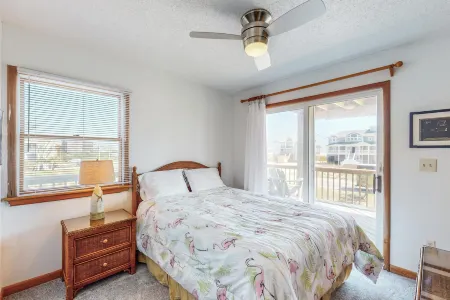 Charming house with ocean view, private hot tub & pool access, washer/dryer & AC