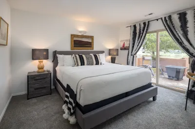 Stunning Views and Cozy Outdoor Oasis - Charming Golf Course Retreat