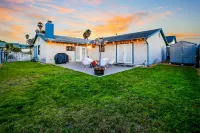 Modern home with firepit, WiFi, pool table, foosball, washer/dryer - near beach