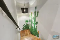 Chic Haven - Private Deck, Shared Patio, in Downtown