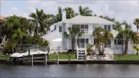 Expansive Terrace and Heated Swimming Pool - Stunning Villa Retreat Hotel di Cape Coral