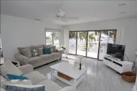 Expansive Terrace and Heated Swimming Pool - Stunning Villa Retreat Hotel di Cape Coral