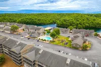 Two Pools, Playground and Pristine Lake Access - Serene Family Haven Hotel a Brumley