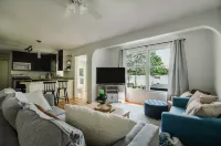 Hot Tub and Scenic Lake Views - Stunning Tranquil Retreat Hotels in Hayes Township