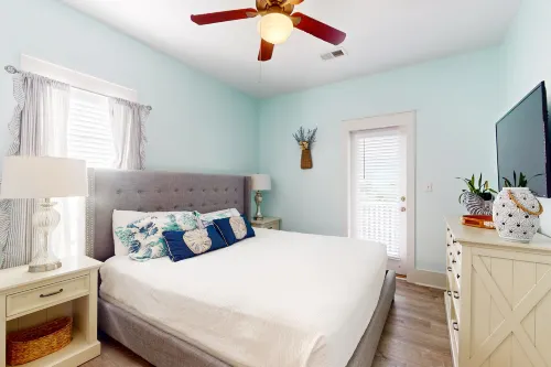 Dog-friendly bungalow with on-site pool, hot tub, free WiFi, and washer/dryer فنادق في Seaside