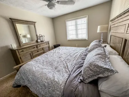 Private Pool and Outdoor Patio Escape - Charming Cozy Retreat Отели в г. Пут-Ин-Бэй