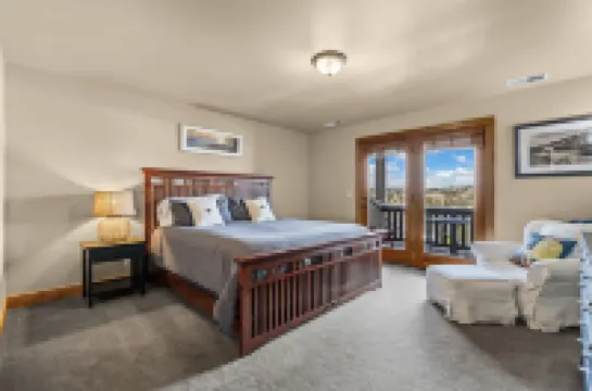 Mountain Views and Stylish Comfort - Alluring Bend Retreat