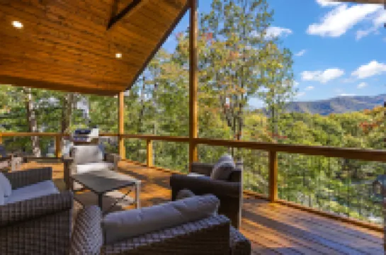 Scenic Views and Game Room Retreat - Exquisite Mountain Haven