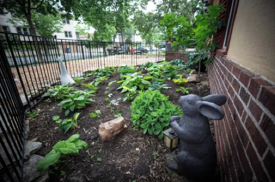 Sunny upstairs 1-bedroom apartment with AC, WiFi in charming Minneapolis