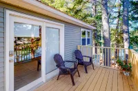 Lakefront Studio in the Trees with Gorgeous Views, Balcony, & Shared Canoe Các khách sạn ở Augusta