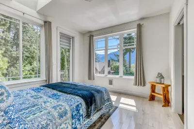 Lovely house with river & mountain views, deck, grill, washer/dryer & wood stove Hotels near The River House Art Gallery and Studio III