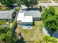 Lake View and Spacious Backyard - Charming Bungalow Retreat Hotels in Greater Carrollwood