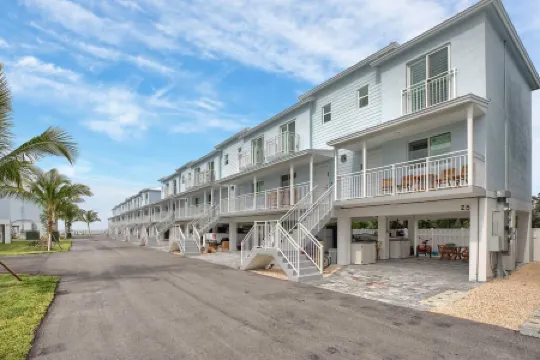 Ocean View and Community Clubhouse - Delightful Waterfront Haven