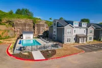 Stylish Branson home with pool, AC, & no stairs - 5 minutes to Branson strip