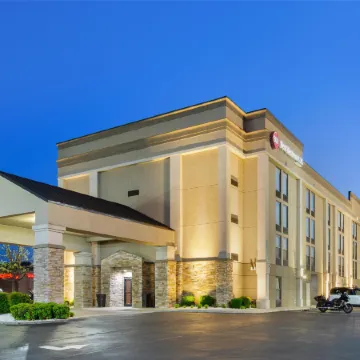 Best Western Plus Belle Meade Inn  Suites Отели рядом с достопримечательностью «The Parthenon»