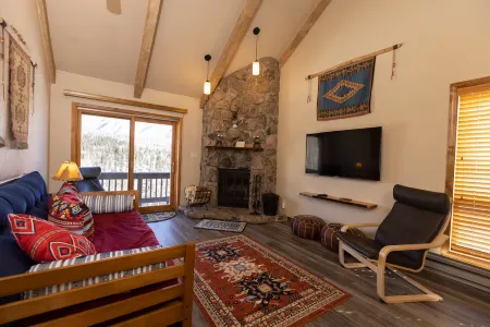 Indoor Pool, Hot Tubs, and Exclusive Outdoor Access - Charming Retreat