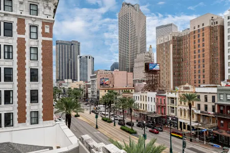 3BR Group Haven + Private Patio Walk to French Quarter | The Mayfair