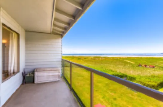 Expansive Ocean Views and Cozy Retreat - Charming Coastal Haven