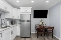 Cozy Modern Studio Getaway in Pinellas Park