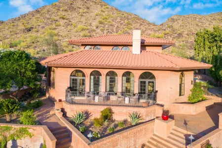 Exquisite Oasis with Expansive Pool - Stunning Luxury Retreat