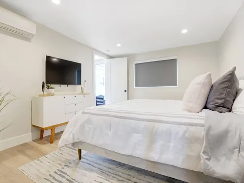 Luxurious Home with Spacious Backyard and Modern Amenities - Stylish Retreat Hotels in Fullerton