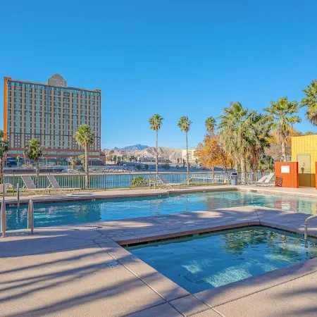 3 BDR Riverfront Resort w/pool, spa, dock & launch!