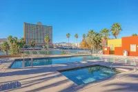 3 BDR Riverfront Resort w/pool, spa, dock & launch!